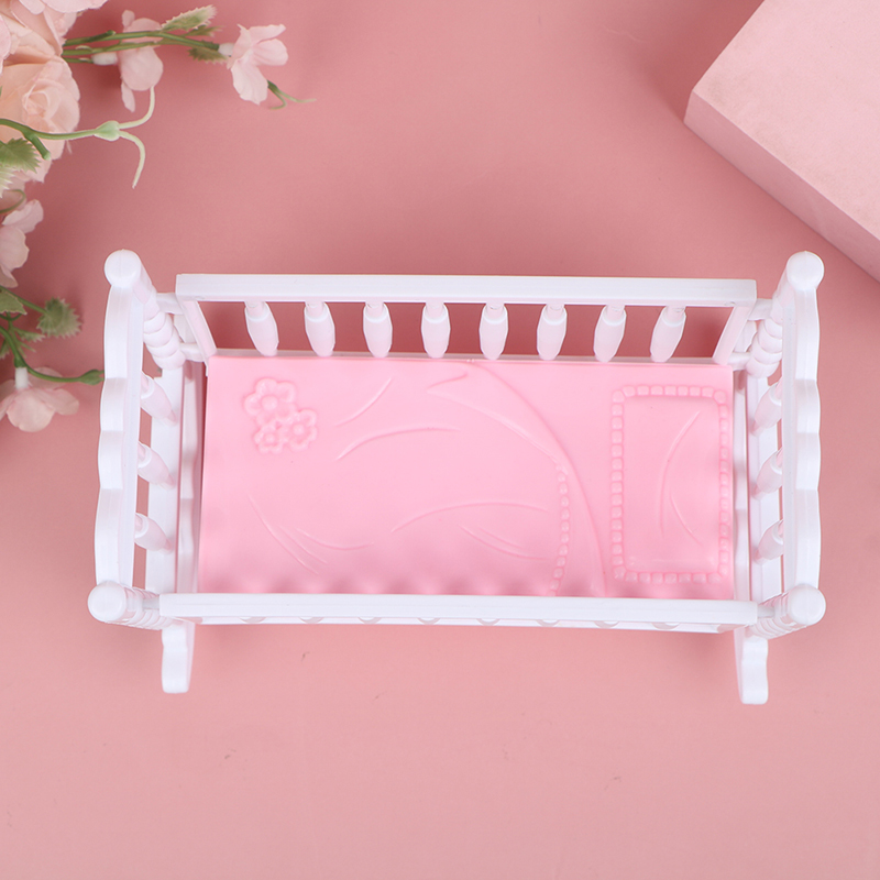 Baby Nursery Crib - لعبة خشخيشة صغيرة للأطفال باللونين الوردي